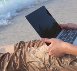 Work From the Beach | Tips and Benefits